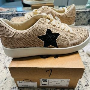 Black and Gold Boutique shoes- Fleurty Girl  Size 7 worn once just didnt fit